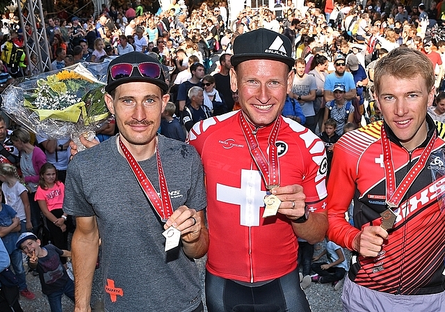 Urs Huber (Mitte) freut sich in Einsiedeln über die vierte Goldmedaille an Bikemarathon-Schweizermeisterschaften. Links der zweitplatzierte Hansueli Stauffer, rechts der drittplatzierte Konny Looser. <em>(Bilder Martin Platter)</em>
