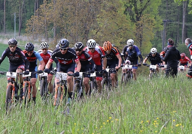 Sieben Wochen nach seiner Gürtelrose-Erkrankung zeigt sich Urs Huber (Nr. 1) im deutschen Singen wieder an der Spitze eines Marathons, den er als Zweiter beendet. <em>(Bild Erhard Goller)</em>