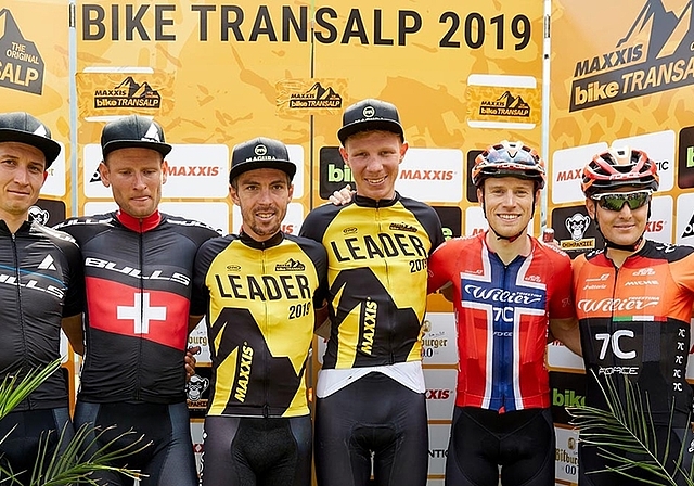 Schweizer Meister Urs Huber (2.v.l.) ist die Enttäuschung über den defektbedingt entgangenen Gesamtsieg an der Bike-Transalp bei der Siegerehrung anzusehen. <em>(Bild Martin Sass)</em>