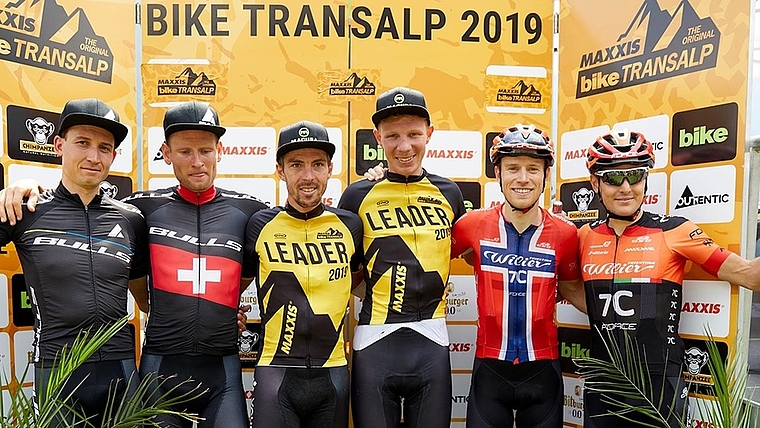Schweizer Meister Urs Huber (2.v.l.) ist die Enttäuschung über den defektbedingt entgangenen Gesamtsieg an der Bike-Transalp bei der Siegerehrung anzusehen. <em>(Bild Martin Sass)</em>