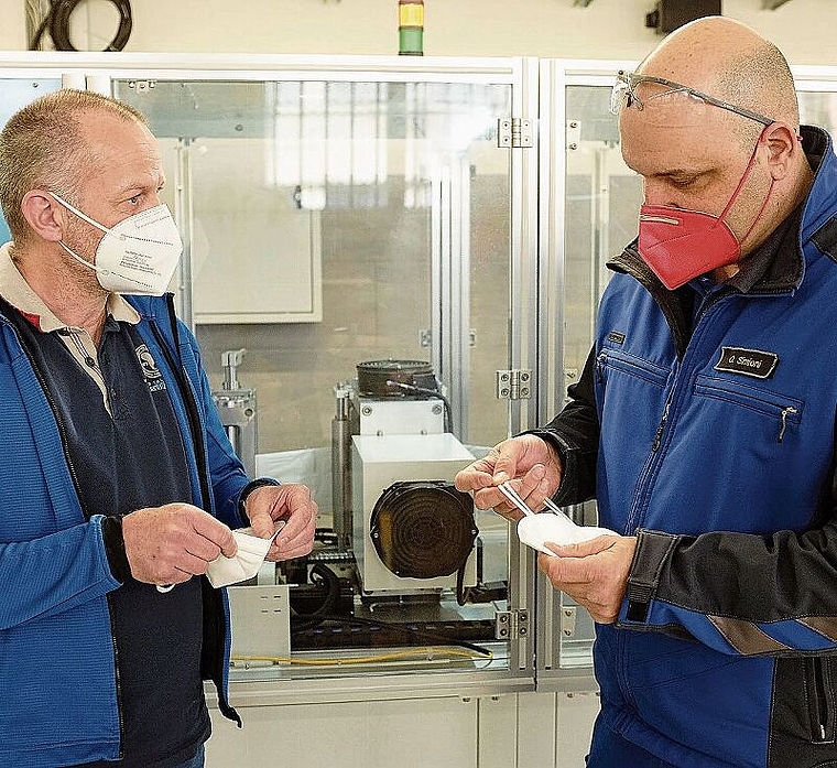 Investor André Böni (l.) und Omar Simioni, Leiter Arbeitsbetriebe des Gefängnisses Affoltern, prüfen die erste Produktions-Charge. (Bild Salomon Schneider)