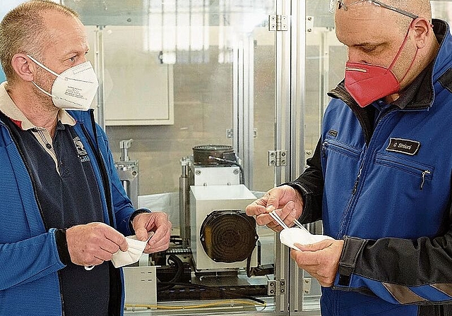 Investor André Böni (l.) und Omar Simioni, Leiter Arbeitsbetriebe des Gefängnisses Affoltern, prüfen die erste Produktions-Charge. (Bild Salomon Schneider)
