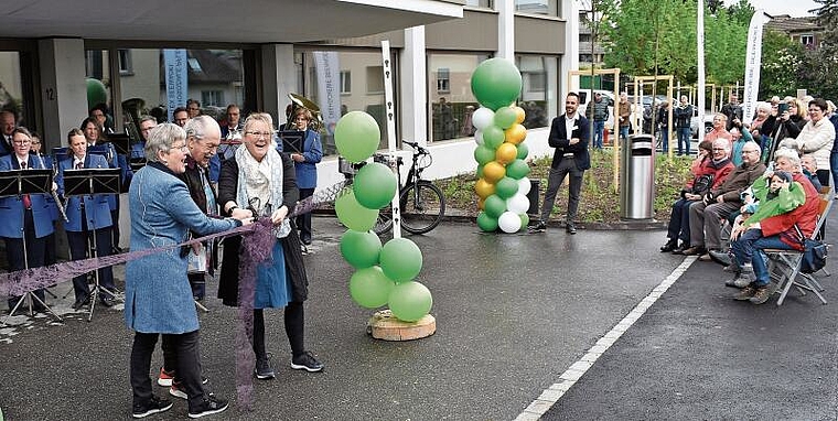 «Eins, zwei drei!» Applaus! Stadtpräsidentin Eveline Fenner (links), Bewohner Ernst Spiess und Stadträtin Eliane Studer Kilchenmann durchschneiden das Band. 
         
         
            
               (Bild Marianne Voss)