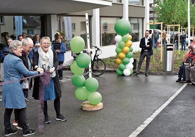 «Eins, zwei drei!» Applaus! Stadtpräsidentin Eveline Fenner (links), Bewohner Ernst Spiess und Stadträtin Eliane Studer Kilchenmann durchschneiden das Band. 
         
         
            
               (Bild Marianne Voss)
