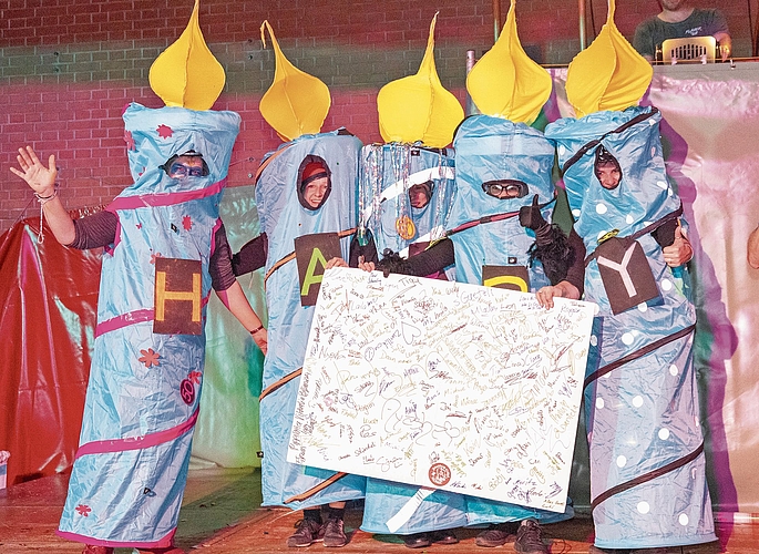 Der erste Platz der Gruppenmasken übergab dem Sportclub eine grosse Karte, die alle Gäste unterschreiben konnten.