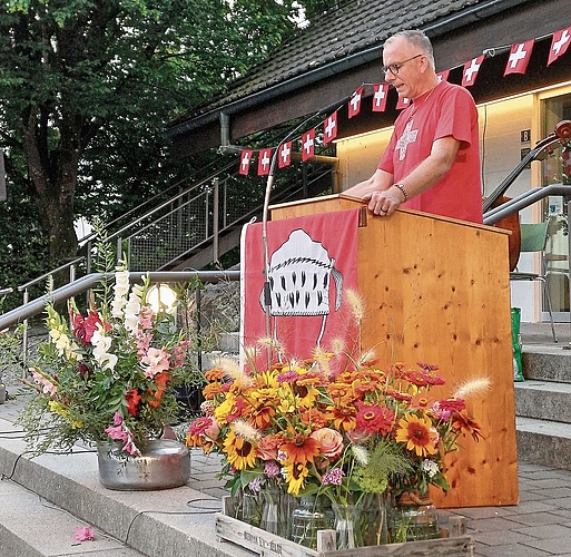 Florist und Festredner Wädi Grimmer brachte Blumen (in Vasen, rechts) mit, von denen die Festbesucher eine auswählen und nach Hause mitnehmen durften. Eine nachhaltige Rede! Florist und Festredner Wädi Grimmer brachte Blumen (in Vasen, rechts) mit, von denen die Festbesucher eine auswählen und nach Hause mitnehmen durften. Eine nachhaltige Rede!