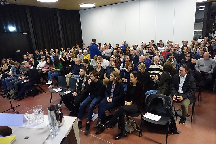 Kaum ein Platz im Aegertensaal ist unbesetzt geblieben an dieser Gemeindeversammlung (Bild Marcus Weiss)