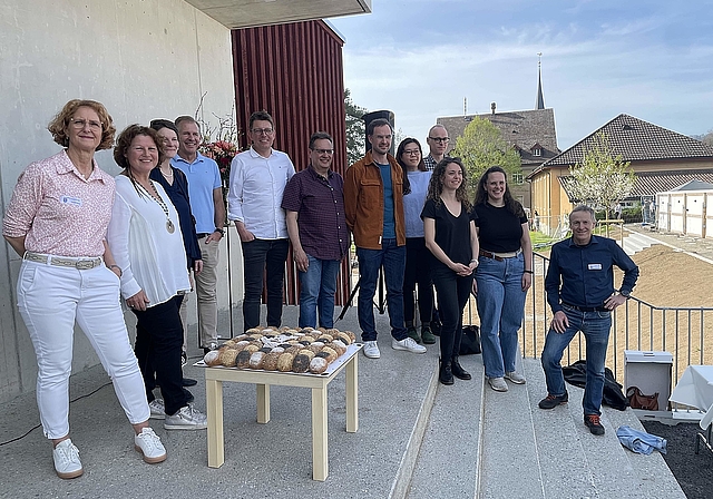 Strahlende Gesichter bei den am Hausemer Schulhaus-Neubau Beteiligten. (Bild Sandra Isabél Claus)