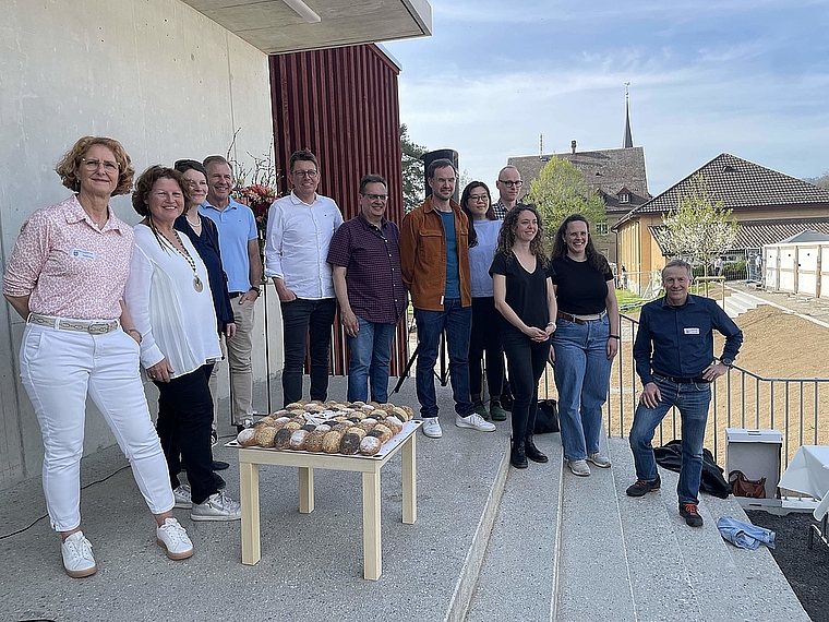 Strahlende Gesichter bei den am Hausemer Schulhaus-Neubau Beteiligten. (Bild Sandra Isabél Claus)