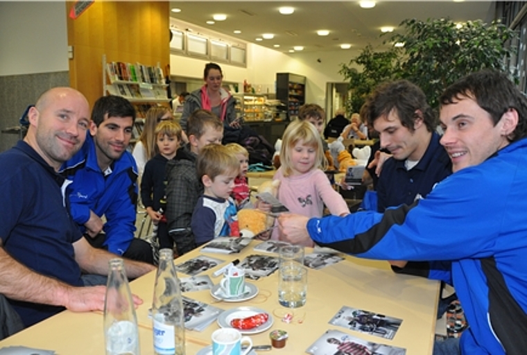 Verteilten im Kafi 27 des Spitals Affoltern Plüschtiere und Autogrammkarten, von links: Glen Metropolit, Andy Wozniewski, Fabian Sutter und Captain Duri Camichel. (Bild Werner Schneiter)