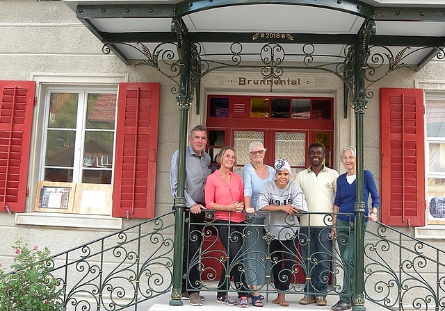 Die Hausgemeinschaft vom Brunnental auf der neuen Eingangstreppe. Darüber eine der restaurierten Verandas. Von links: Georges Köpfli, Anita Roesch, Verena Schlapfer, Celia und Manuel Bermúdez und Dodo Fessel. (Bild Marianne Voss)