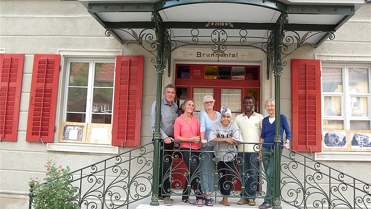 Die Hausgemeinschaft vom Brunnental auf der neuen Eingangstreppe. Darüber eine der restaurierten Verandas. Von links: Georges Köpfli, Anita Roesch, Verena Schlapfer, Celia und Manuel Bermúdez und Dodo Fessel. (Bild Marianne Voss)