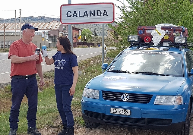 Eine der 180 Challenges: Im spanischen Calanda vor der Ortstafel mit einem mitgebrachten, gleichnamigen Bier anstossen.