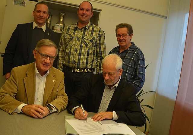 Vertragsunterzeichnung im Gemeindehaus Bonstetten: vorne die Gemeindepräsidenten Erwin Leuenberger (links, Bonstetten) und Ruedi Fornaro (Hedingen), hinten (von links) Markus Reich (Gemeinderat Bonstetten), Sascha Kaiser (Präsident FSV Bonstetten) 