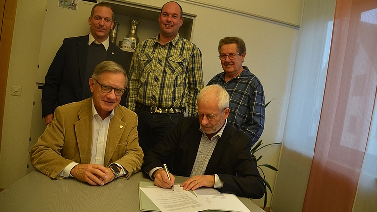 Vertragsunterzeichnung im Gemeindehaus Bonstetten: vorne die Gemeindepräsidenten Erwin Leuenberger (links, Bonstetten) und Ruedi Fornaro (Hedingen), hinten (von links) Markus Reich (Gemeinderat Bonstetten), Sascha Kaiser (Präsident FSV Bonstetten)