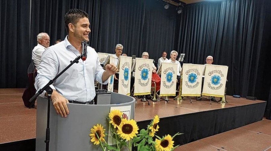 Matthias Müller, Vizepräsidenten der FDP Kanton Zürich, bei seinem Vortrag in Wettswil. Im Hintergrund die Ohrestüber-Musikanten. (Bild Marcus Weiss)