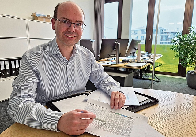 Affolterns Stadtschreiber Stefan Trottmann zeigt das Formular mit den 32 Positionen, die es bei den bevorstehenden Wahlen zu beachten gilt. (Bild Werner Schneiter)