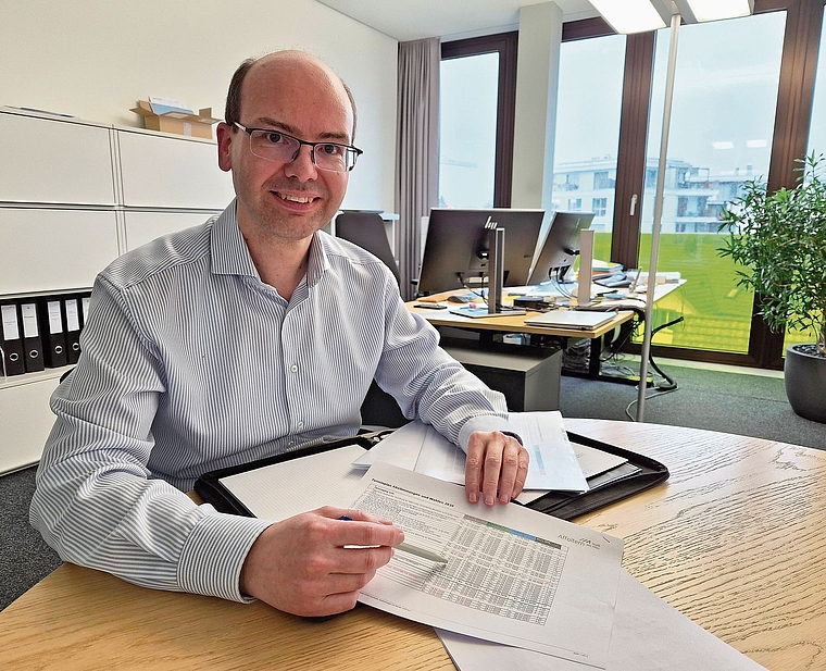 Affolterns Stadtschreiber Stefan Trottmann zeigt das Formular mit den 32 Positionen, die es bei den bevorstehenden Wahlen zu beachten gilt. (Bild Werner Schneiter)