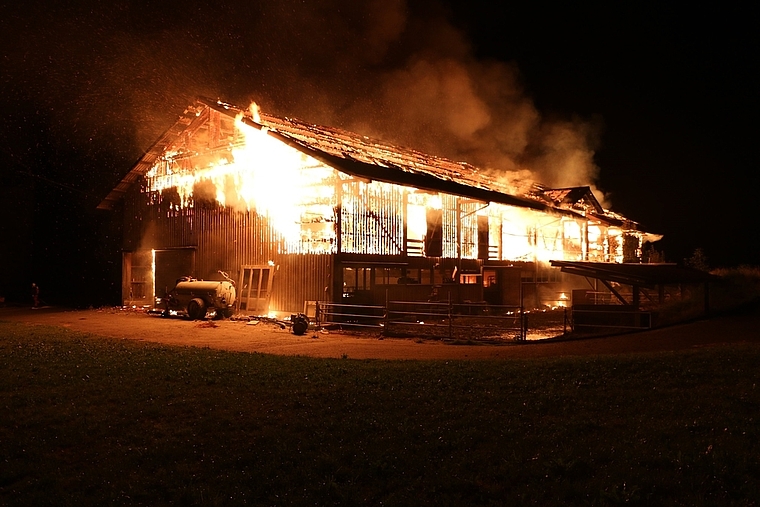 Die Scheune im Vollbrand. (Bild Kapo ZH)