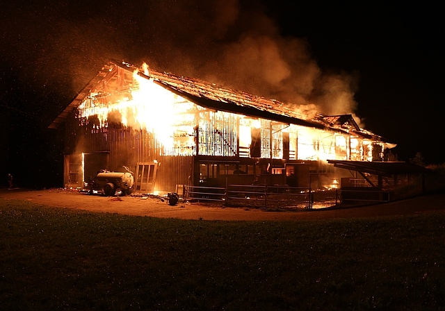 Die Scheune im Vollbrand. (Bild Kapo ZH)