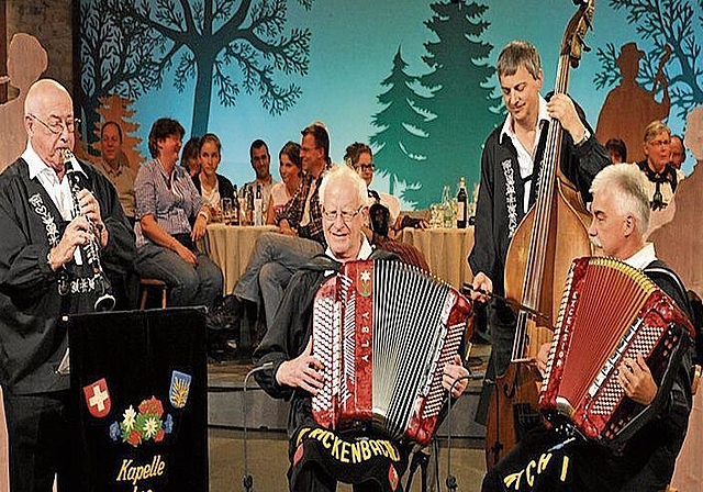 Auftritt der Kapelle Leo Kälin in der SRF-Sendung «Viva Volksmusik» in der Bodensee-Arena, von links: Leo Kälin, Walter Rickenbacher, Guido Bürgler und Richard Kälin. (Bild SRF)