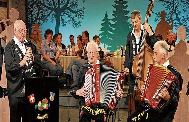 Auftritt der Kapelle Leo Kälin in der SRF-Sendung «Viva Volksmusik» in der Bodensee-Arena, von links: Leo Kälin, Walter Rickenbacher, Guido Bürgler und Richard Kälin. (Bild SRF)
