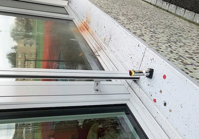 Eine beschädigte Fensterfront. (Bild zvg.)