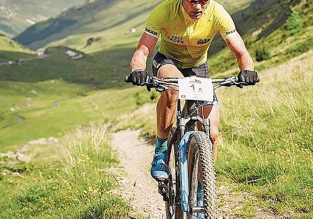 Urs Huber ist im Leadertrikot der Bike-Transalp. (Bild Sportograf)