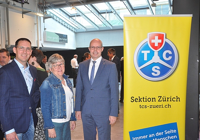 Roman Lehmann, der wiedergewählte Präsident der TCS-Sektion Zürich (rechts), mit Affolterns Stadtpräsidentin Eveline Fenner und Andreas Renggli, Präsident der Gruppe Knonauer Amt und Vizepräsident der Zürcher Sektion. (Bild Werner Schneiter)