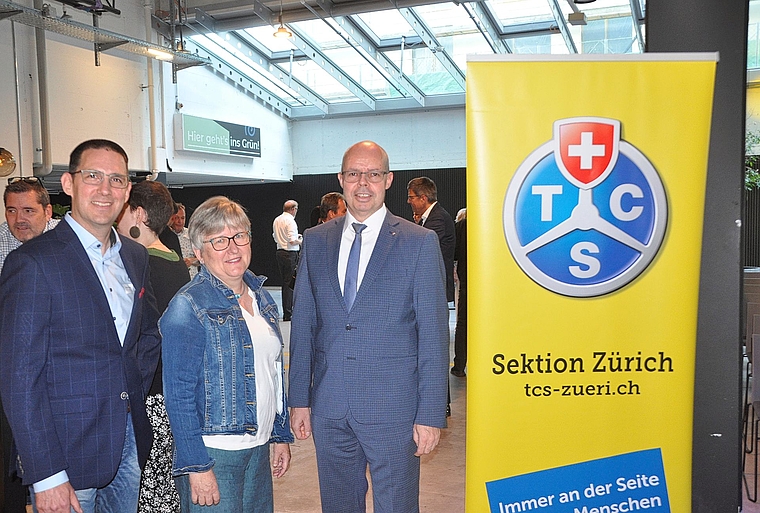 Roman Lehmann, der wiedergewählte Präsident der TCS-Sektion Zürich (rechts), mit Affolterns Stadtpräsidentin Eveline Fenner und Andreas Renggli, Präsident der Gruppe Knonauer Amt und Vizepräsident der Zürcher Sektion. (Bild Werner Schneiter)