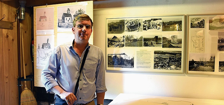 André Gut im Dorfmuseum Maschwanden. Rechts neben ihm befindet sich das von Kaspar Steger gestaltete Archäologiemodell des im 14. Jahrhundert zerstörten Städtchens Maschwanden. (Bild zvg)
