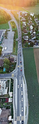 Diese Luftaufnahme ist auf Höhe der Ausfahrt der Überdeckung in Bickwil entstanden. Im Extremfall stauen sich die Autos, von Ottenbach kommend, noch 250 Meter weiter zurück – bis an die Einfahrt der Überdeckung. (Bild CH Media) Diese Luftaufnahme ist auf Höhe der Ausfahrt der Überdeckung in Bickwil entstanden. Im Extremfall stauen sich die Autos, von Ottenbach kommend, noch 250 Meter weiter zurück – bis an die Einfahrt der Überdeckung. (Bild CH Media)