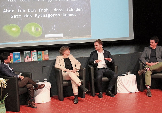 Ein reichhaltig dekoriertes Podium. Dort diskutierten (von links): Eric Schenk (Moderator), Stadtrats- und Primarschulpflegepräsidiumskandidatin Yvonne Accorinti-Aeberli, Gregor Bruhin und Andreas Käser. (Bild Florian Hofer)