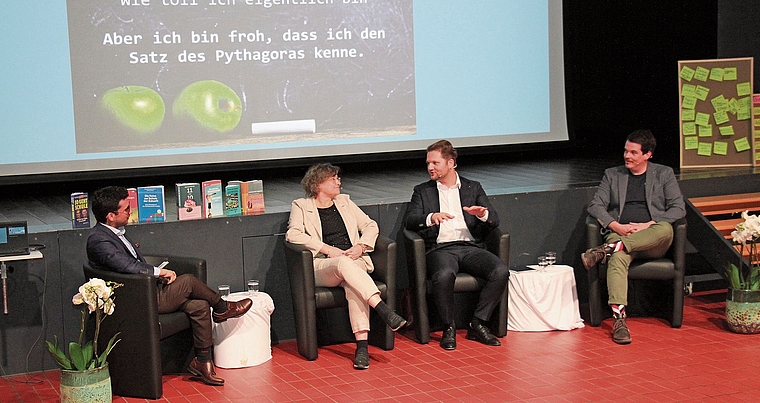 Ein reichhaltig dekoriertes Podium. Dort diskutierten (von links): Eric Schenk (Moderator), Stadtrats- und Primarschulpflegepräsidiumskandidatin Yvonne Accorinti-Aeberli, Gregor Bruhin und Andreas Käser. (Bild Florian Hofer)