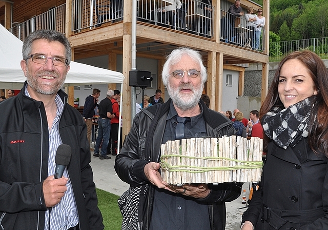 Symbolischer Schlüssel aus Schoggi für Schul-, Vereins- und andere beteiligte Vertreter, von links: Bea Gähwiler (Individualsportarten), René Grab (Schule), Caroline Weber (Turnverein), Markus Tremp (Fussballclub) und Gemeinde- schreiberin Daniel