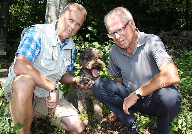Lothar Zeissler aus Wettswil (links) mit seinem Trüffelhund Yari und seinem Kollegen Markus Schmid, Organisator des Baarer Trüffelmarktes. (Bild H-P Neukom)