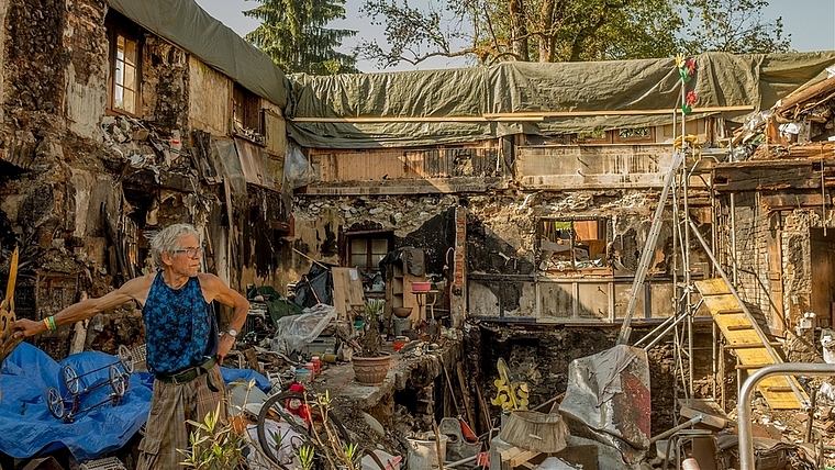 Für den Liegenschaftenbesitzer in Knonau ist die Brandruine voller Schätze. Er brauchte fünf Minuten, um auf Anfrage des «Anzeigers» etwas unwiederbringlich Kaputtes zu finden. (Bild Salomon Schneider)