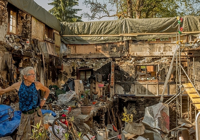 Für den Liegenschaftenbesitzer in Knonau ist die Brandruine voller Schätze. Er brauchte fünf Minuten, um auf Anfrage des «Anzeigers» etwas unwiederbringlich Kaputtes zu finden. (Bild Salomon Schneider)