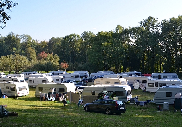 Fahrende aus Frankreich haben auf einer Wiese in Affoltern ihr Camp bezogen. (Bild Thomas Stöckli)