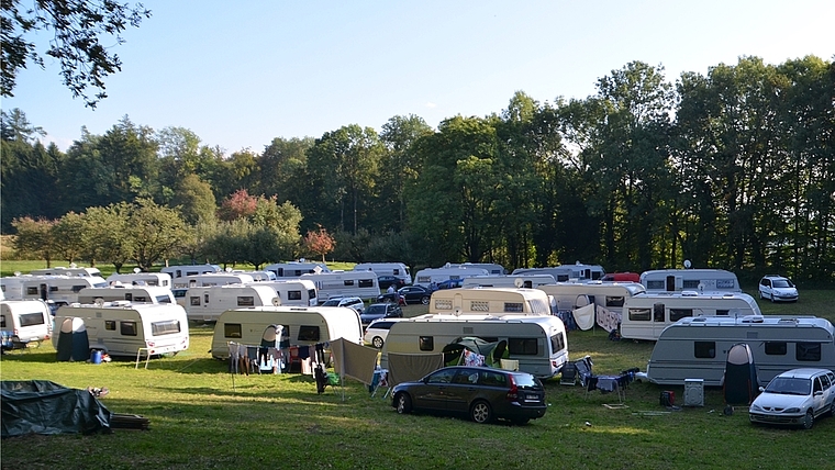 Fahrende aus Frankreich haben auf einer Wiese in Affoltern ihr Camp bezogen. (Bild Thomas Stöckli)