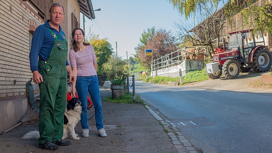 Werner und Carole Locher bei der Hofdurchfahrt an der Islisbergstrasse. Während der Hauptverkehrszeiten ist sie stark befahren. (Bilder Salomon Schneider) Werner und Carole Locher bei der Hofdurchfahrt an der Islisbergstrasse. Während der Hauptverkehrszeiten ist sie stark befahren. (Bilder Salomon Schneider)