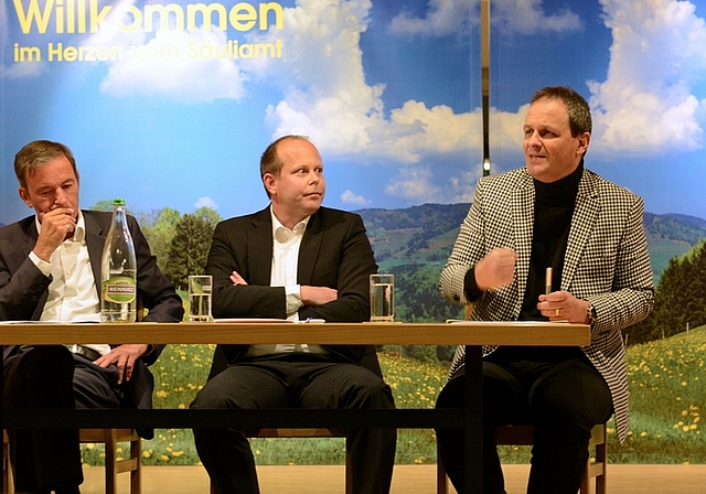 SP-Nationalrat Martin Naef hört SVP-Nationalrat Claudio Zanetti konzentriert zu. Dazwischen: Gesprächsleiter Marc Bochsler. <em>(Bild Bernhard Schneider)</em>