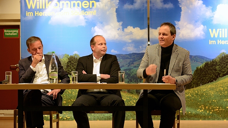SP-Nationalrat Martin Naef hört SVP-Nationalrat Claudio Zanetti konzentriert zu. Dazwischen: Gesprächsleiter Marc Bochsler. <em>(Bild Bernhard Schneider)</em>