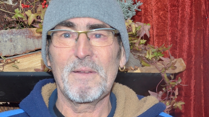 Hans Nussbaumer, pensionierter Chauffeur, Obfelden: Da es mir meistens nicht gelingt, gute Vorsätze einzuhalten, lasse ich das lieber sein. Mein gesundheitlicher Einbruch machte mir sehr zu schaffen. Grosse Freude bereitete mir aber die Geburt eines Hans Nussbaumer, pensionierter Chauffeur, Obfelden: Da es mir meistens nicht gelingt, gute Vorsätze einzuhalten, lasse ich das lieber sein. Mein gesundheitlicher Einbruch machte mir sehr zu schaffen. Grosse Freude bereitete mir aber die Geburt eines Kindes eines mit mir befreundeten Paares. Gesundheit ist mir in der jetzigen Situation das Wichtigste überhaupt. Sonst habe ich eher gemischte Gefühle für das kommende Jahr. Am allerliebsten treffe ich mich mit meiner Schwester zu einem guten Essen.