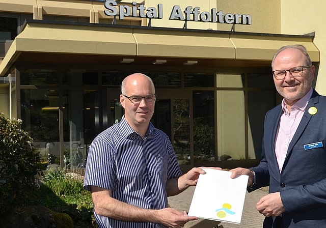 Wollen intensiver zusammenarbeiten: Die Spitaldirektoren Matthias Winistörfer, Zuger Kantonsspital, und Michael Buik, Spital Affoltern. <em>(Bild Thomas Stöckli)</em>
