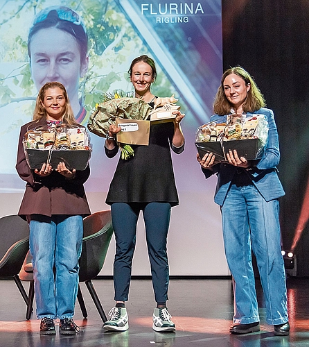 Siegerin in der Kategorie Frauen – zum dritten Mal in Folge: Die Hedinger Para-Radrennfahrerin Flurina Ringling (Mitte) – mit den ebenfalls nominierten Jenny Dürst (Tennis, links) und Nora Gautschi (rechts), die ihre Schwester Eva Gautschi (Spri Siegerin in der Kategorie Frauen – zum dritten Mal in Folge: Die Hedinger Para-Radrennfahrerin Flurina Ringling (Mitte) – mit den ebenfalls nominierten Jenny Dürst (Tennis, links) und Nora Gautschi (rechts), die ihre Schwester Eva Gautschi (Springreiten) vertrat.