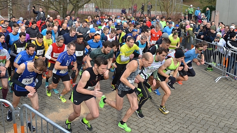 Der Start des Hauptfeldes am Reppischtallauf. In der vordersten Reihe mit Mütze: Tagessieger Christian Mathys. (Bilder zvg.)