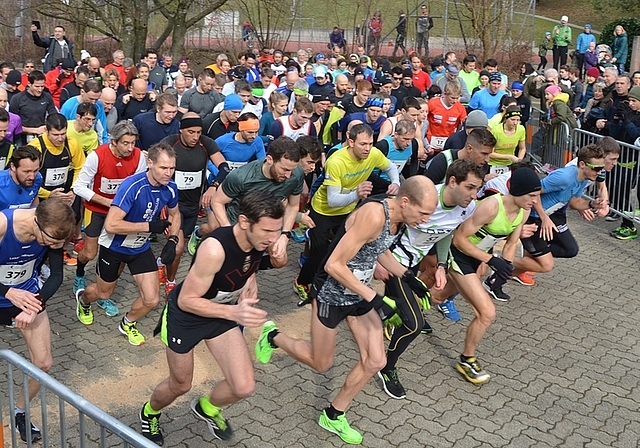 Der Start des Hauptfeldes am Reppischtallauf. In der vordersten Reihe mit Mütze: Tagessieger Christian Mathys. (Bilder zvg.)