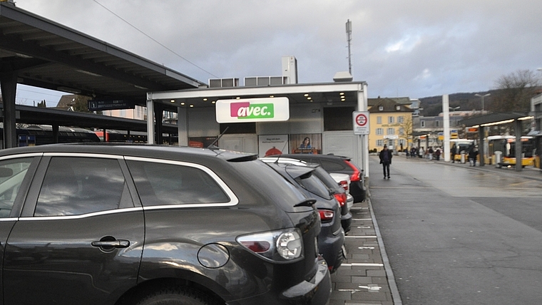 Nach dem Konsum von Kokain fuhr der 29-jährige Lüftungsmonteur mit dem PW ohne Führerausweis unter anderem zum Bahnhof Affoltern. <em>(Bild Werner Schneiter)</em>