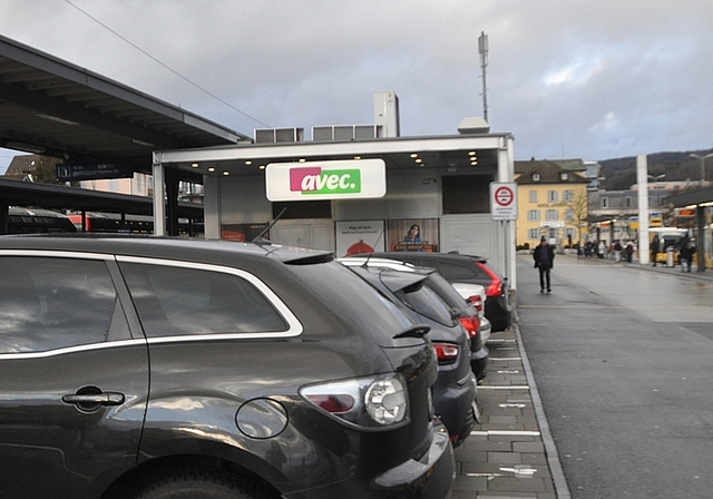 Nach dem Konsum von Kokain fuhr der 29-jährige Lüftungsmonteur mit dem PW ohne Führerausweis unter anderem zum Bahnhof Affoltern. <em>(Bild Werner Schneiter)</em>